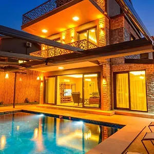 Soeguet 4 - 4 Bedroom With Jacuzzi In Turkey